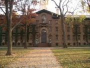 Nassau Hall˹ϵĽע̨Աߵʯϻ